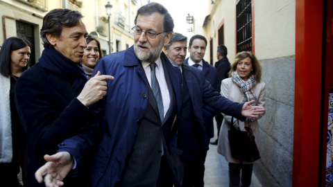 El presidente del Gobierno y del del Partido Popular, Mariano Rajoy, acompañado por Rafael Hernando, y de varios diputados de su formación en un bar proximo al Congreso de los Diputados tras la reunión que el grupo parlamentario popular ha 