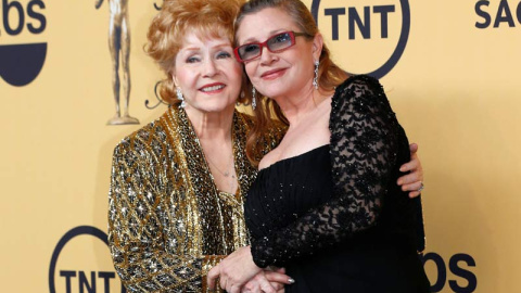 Debbie Reynolds junto a Carrie Fisher en una imagen de enero de 2015. |  MIKE BLAKE (REUTERS)