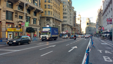 Aspecto de la Gran Vía dirección a Callao con escasez de vehículos. /J. Y.