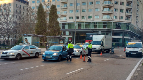 Agentes de la Policía local de Madrid informan a los vehículos en la Plaza de España. /J. Y.