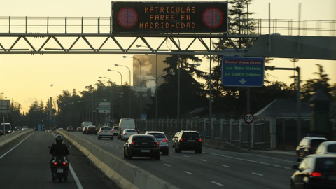 Panel luminoso anunciando las restricción en el tráfico en la A-6 a la altura de Moncloa. /EFE