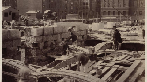 Rafael Guastavino camina sobre uno de sus arcos durante la construcción de la biblioteca pública de Boston. Archivo de la Boston Public Library Collection.