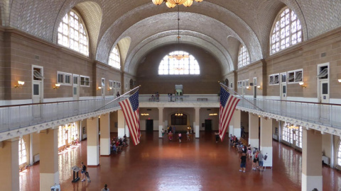 Ala principal de Edificio de Registro en Ellis Island. Archivo de la Boston Public Library Collection