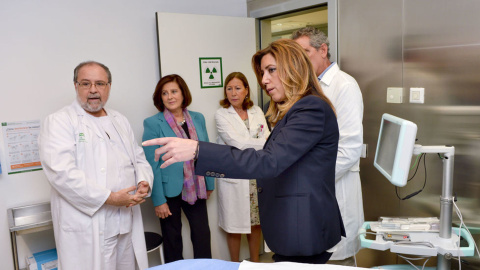 La presidenta de la Junta de Andalucía, Susana Díaz, durante una visita al hospital Valme, en Sevilla. EFE