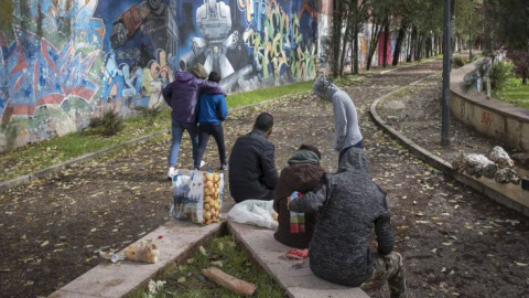 El grupo de niños, en el Parque Isabel Clara Eugenia de Madrid. PEDRO ARMESTRE | Save the children