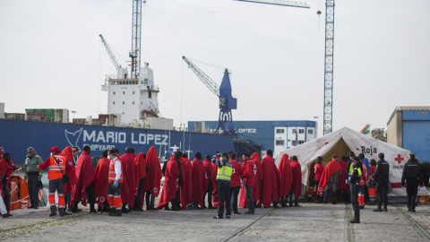 Varios de los 52 inmigrantes de origen subsahariano, 46 hombres y 6 mujeres, que viajaban en una embarcación neumática que ha sido interceptada hoy a 36 millas al sur de Málaga. EFE