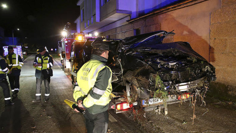 1.160 personas murieron en carretera en 2016 en accidentes como el de la imagen. Archivo EFE