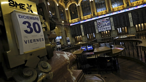 Vista del calendario marcando la fecha de la última sesión del año en el edificio de la Bolsa de Madrid. EFE/Fernando Alvarado