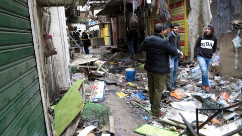 Agentes de seguridad revisan el mercado donde estalló una de las bombas, en el centro de Bagdad.  REUTERS/Ali al-Mashhadani