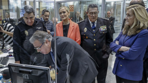 El ministro del Interior, Juan Ignacio Zoido, acompañado por la presidenta de la Comunidad de Madrid, Cristina Cifuentes, y la delegada del Gobierno, Concepción Dancausa, en su visita esta mañana a la Jefatura Superior de Policía de Madrid.