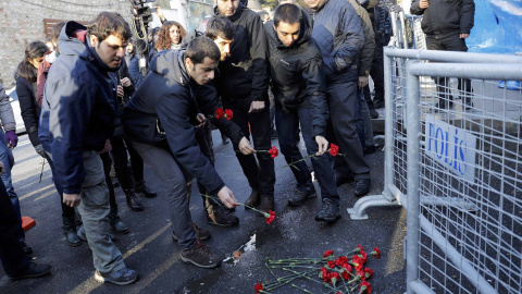 Un grupo de personas colocan flores a las puertas del club 'Reina' de Estambul. /EFE