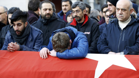 Familiares y amigos de una de las víctimas del terrorista del club 'Reina' en el funeral. /REUTERS