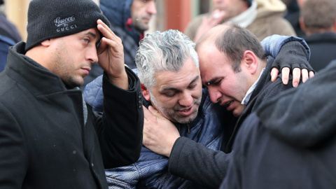 Los familiares de las víctimas se lamentan frente al instituto de medicina forense después del atentado de Estambul. EFE / EPA / TOLGA BOZOGLU