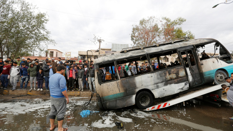 Un vehículo quemado en el atentado con coche bomba que tuvo lugar hoy en Bagdad. REUTERS / Ahmed Saad