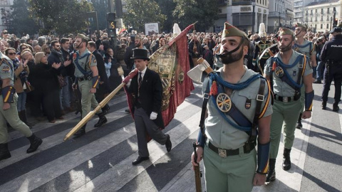 Un destacamento de la Legión, hoy en la céntrica plaza del Carmen de Granada, durante la celebración del 525 aniversario de la conquista de la ciudad por los Reyes Católicos, y que tiene como acto central la tremolación del Estandarte Real 