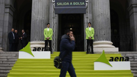 El edificio de la Bolsa de Madrid, decorado el primer día de cotización de Aena en el mercado, en febrero de 2015. REUTERS