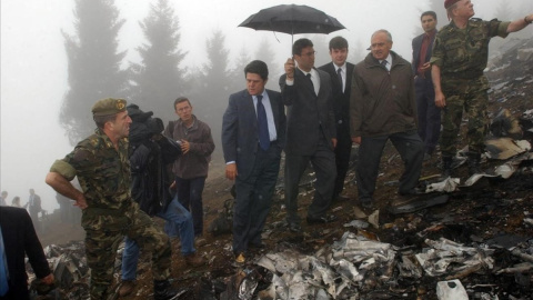 El entonces ministro de Defensa, Federico Trillo, en el lugar del accidente, el 27 de mayo de 2003. .-CHEMA MOYA (EFE)