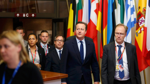 El hasta ahora embajador británico para la Unión Europea, Ivan Rogers, junto al ex primer ministro de Reino Unido, David Cameron, en una foto de archivo. REUTERS