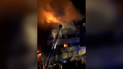 Dos muertos y 17 heridos en el incendio de una nave okupada de Badalona