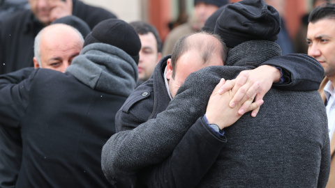 Los familiares de las víctimas, de luto, frente al instituto de medicina forense de Estambul. EFE / EPA / TOLGA BOZOGLU