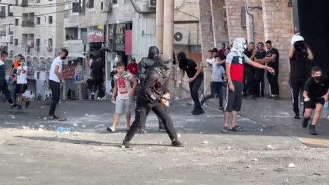 Centenares de palestinos protestan por el cierre de un campo de refugiados al norte de Jerusalén por parte de las fuerzas israelíes