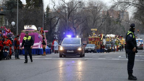 La cabalgata de los Reyes Magos en el barrio madrileño de Chamartín entre medidas de seguridad de la Policía y el Ayuntamiento / EFE