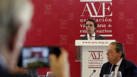 El expresidente del Gobierno y del PP José María Aznar durante su discurso en el almuerzo-coloquio con el pleno de la Asociación Valenciana de Empresarios (AVE), su primer acto público tras renunciar el pasado 20 de diciembre a la presidenc