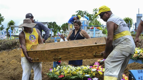 Familiares entierran a sus parientes muertos en la masacre en la cárcel de Manaos.- Nathalie Brasil (EFE)