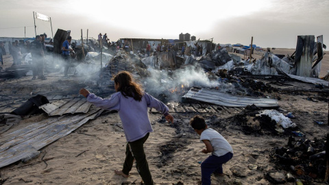 Las terribles imágenes tras el bombardeo de Israel sobre un campamento de refugiados en Rafah