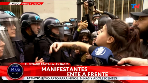 El discurso de una manifestante hace llorar a un policía en la Argentina de Milei: "El pueblo te respalda"