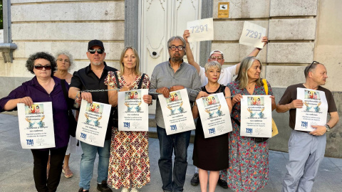 Familiares de víctimas de las residencias durante la covid protestan encadenados frente a la Fiscalía de Madrid