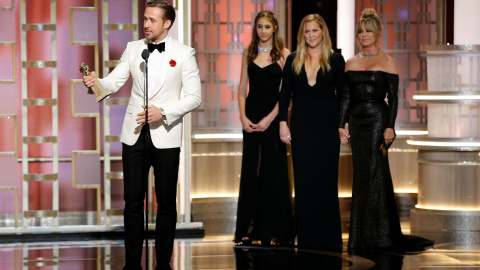 El actor Ryan Gosling agradeciendo el apoyo de su esposa Eva Mendes y recordando al difunto hermano de esta durante la gala de los Globos de Oro en Beverly hills, EEUU. /REUTERS