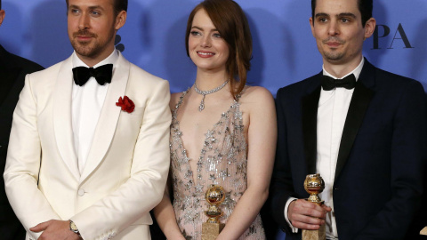 Ryan Gosling, Emma Stone and Damian Chazelle posan con sus estatuillas durante los Globos de Oro en Beverly Hills, EEUU. / REUTERS