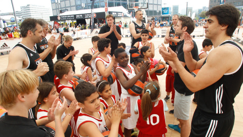 Ex estrellas del baloncesto europeo en un acto junto a niños en la pasada Final Four de Berlín.