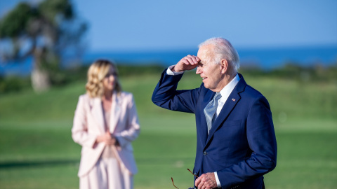 Joe Biden se aparta del grupo para saludar a un paracaidista