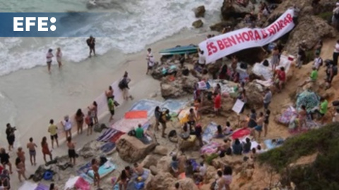 300  mallorquines 'toman' el Caló des Moro para protestar por la masificación turística