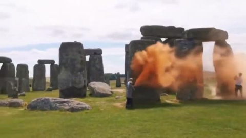 Rocían con pintura Stonehenge un día antes del solsticio de verano