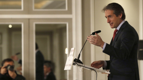 El ministro de Fomento, Íñigo de la Serna, durante su participación en un desayuno informativo celebrado en Madrid. EFE/Kiko Huesca