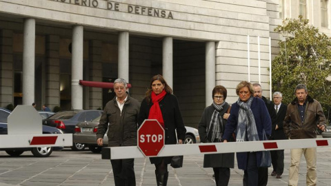 Representantes de la asociación de familiares de las víctimas del accidente del Yakolev 42, a su salida hoy del ministerio de Defensa, donde han mantenido una reunión con la ministra María Dolores de Cospedal. EFE/Kiko Huesca