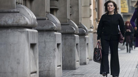 La vicepresidenta del Gobierno, Soraya Sáenz de Santamaría, ha llegado sobre las 17.10 horas de hoy a la sede de la consellería de Economía de la Generalitat para reunirse con el vicepresidente del ejecutivo catalán, Oriol Junqueras. EFE/Qu