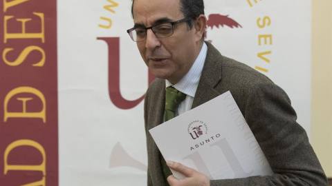 El rector de la Universidad de Sevilla, Miguel Ángel Castro, momentos antes de comparecer hoy ante los medios para informar de la suspensión de toda la actividad del catedrático Santiago Romero. /EFE