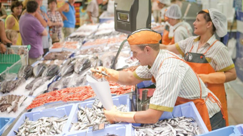 Empleados en la pescadería de un establecimiento de Mercadona. E.P.