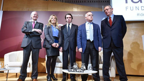 El expresidente del Gobierno José María Aznar (c) acompañado de Josep Piqué, Rocío Albert (2i), Javier Zarzalejos (2d) y Alberto Ruiz Gallardón (d), durante la clausura del acto "Ideas para la sociedad española",organizado por FAES. EFE/Fer