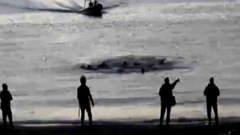 Captura de un vídeo en el que se ve a los inmigrantes tratando de alcanzar la playa de Ceuta y a los guardias civiles de operativo en el que murieron personas ahogadas.