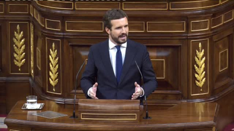 Casado: "Dé la cara como Merkel y sienta como ella lo que está pasando"