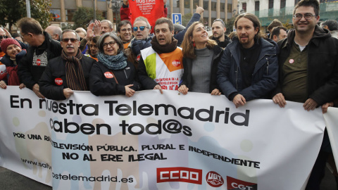 Cabecera de la manifestación de los extrabajadores de Telemadrid, a la que han acudido varios miembros de Podemos, entre ellos Pablo Iglesias. EFE