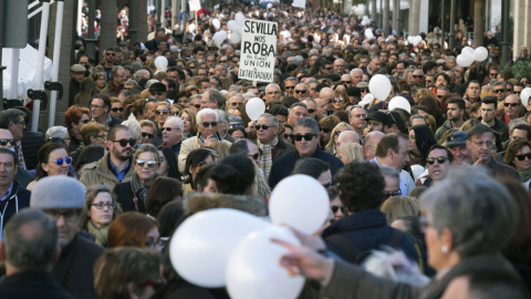 Miles de onubenses se manifiestan por las calles de Huelva para reclamar a la Junta de Andalucía una "sanidad digna" para la provincia.EFE