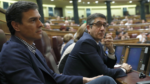 Pedro Sánchez y Patxi López, en el Congreso. EFE