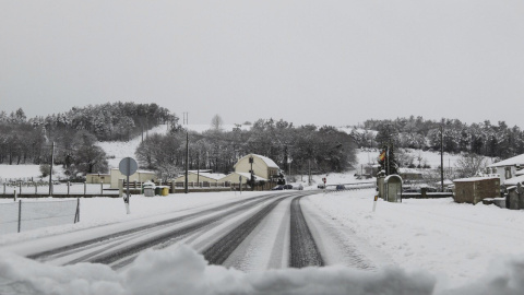 Galicia se encuentra en situación de alerta este fin de semana dominada por el frío polar ante el aviso de nieve, que podría ser de hasta 20 centímetros en zonas montañosas. En la imagen, la N-525 a su paso por Lalín. EFE/Seixas