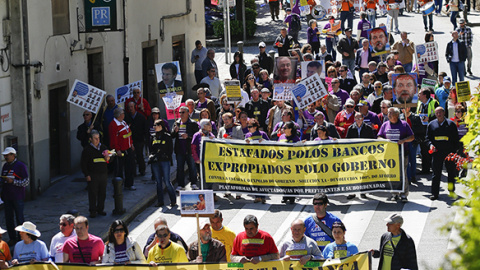 Una marcha de afectados por las preferentes se dirige hacia la residencia de Feijóo en Monte Pío. / COORDINADORA DE PLATAFORMAS